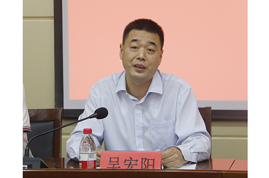 鄭州大學(xué)副校長(zhǎng)、校體委主任吳宏陽在儀式上致辭