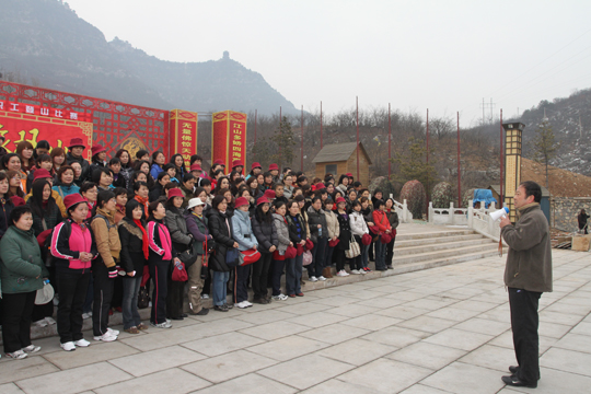 工會主席翟武漢在登山前發(fā)表熱情洋溢的講話