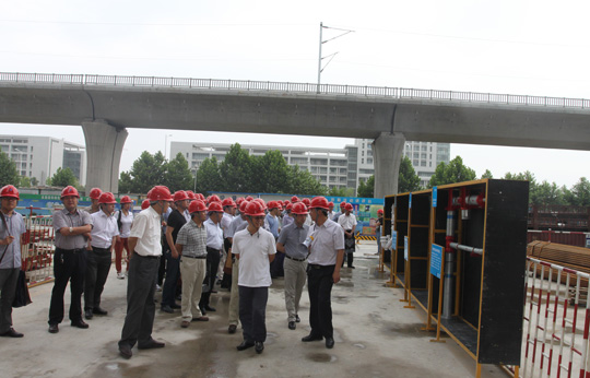 與會人員在建設(shè)大廈參觀施工現(xiàn)場（水電安裝施工樣板）