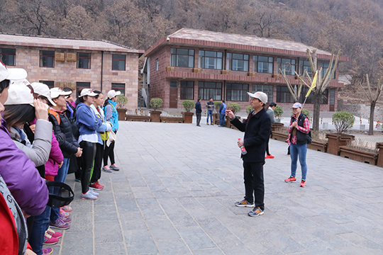 集團(tuán)公司黨委副書記陳百斌向女工們送上美好祝福