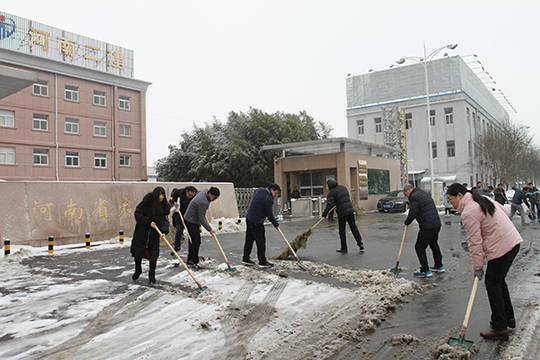 清理公司大門口積雪