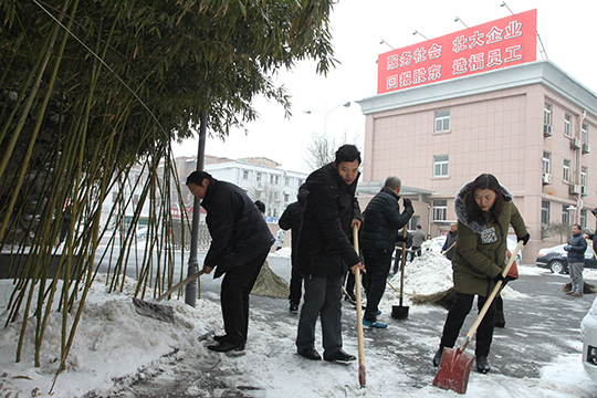 公司員工積極清掃積雪