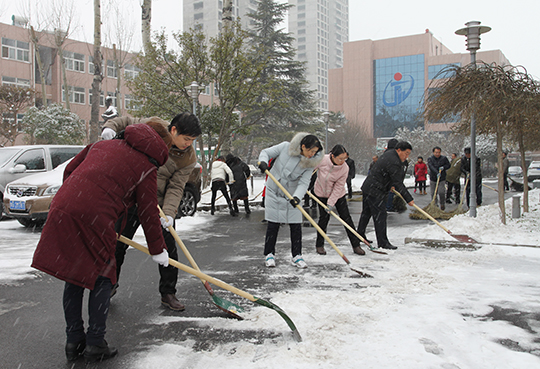 公司員工積極清掃積雪