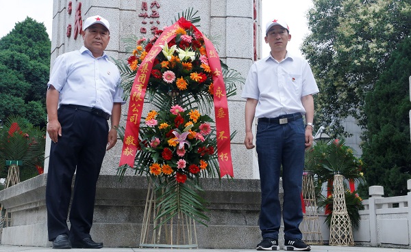 3、向革命先烈敬獻花籃.jpg