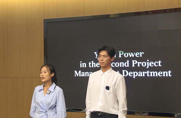 3王蘇雨、李亞鵬現(xiàn)場(chǎng)演繹《Youth Power in the Second Project Management Department》.JPG